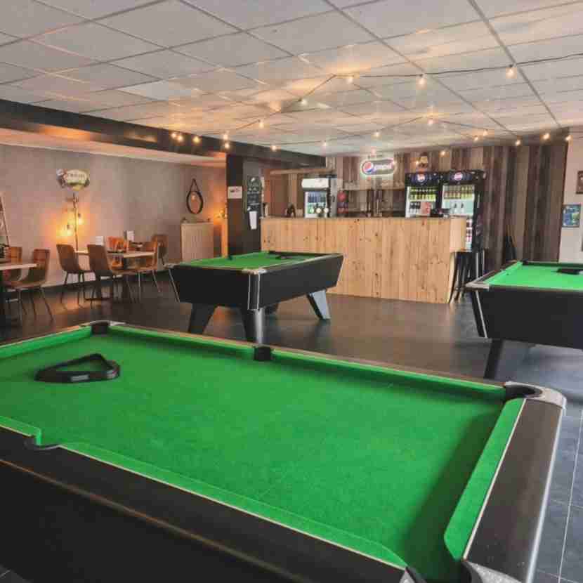 Biljartzaal & bar over te nemen | 130 m², nieuwe tafels, huur lopend