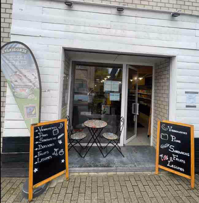 Winkel in woonwijk tussen Waterloo en Rhode