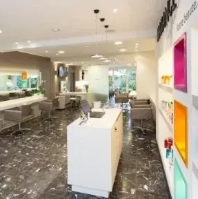 Modern kapsalon te koop | 9 posten, stabiele omzet