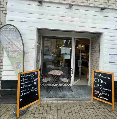 Winkel in woonwijk tussen Waterloo en Rhode