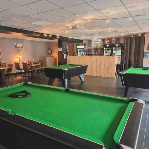 Biljartzaal & bar over te nemen | 130 m², nieuwe tafels, huur lopend